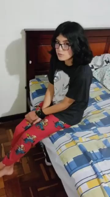 Mandou a meia-irmã brincar e acabou macetando ela amarrada