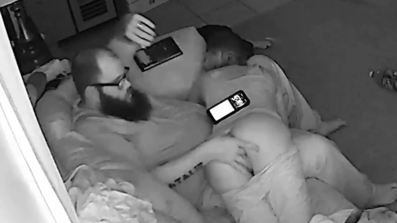 Irmã dorme e o irmão aproveita