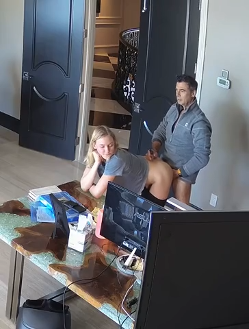 Câmera de segurança vazou secretária transando com patrão no escritório